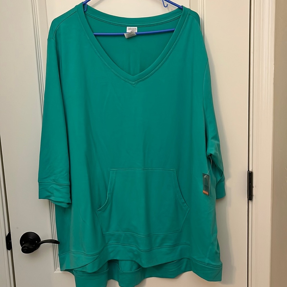 Danskin Women’s flowy shirt with front pocket size 4X NWT